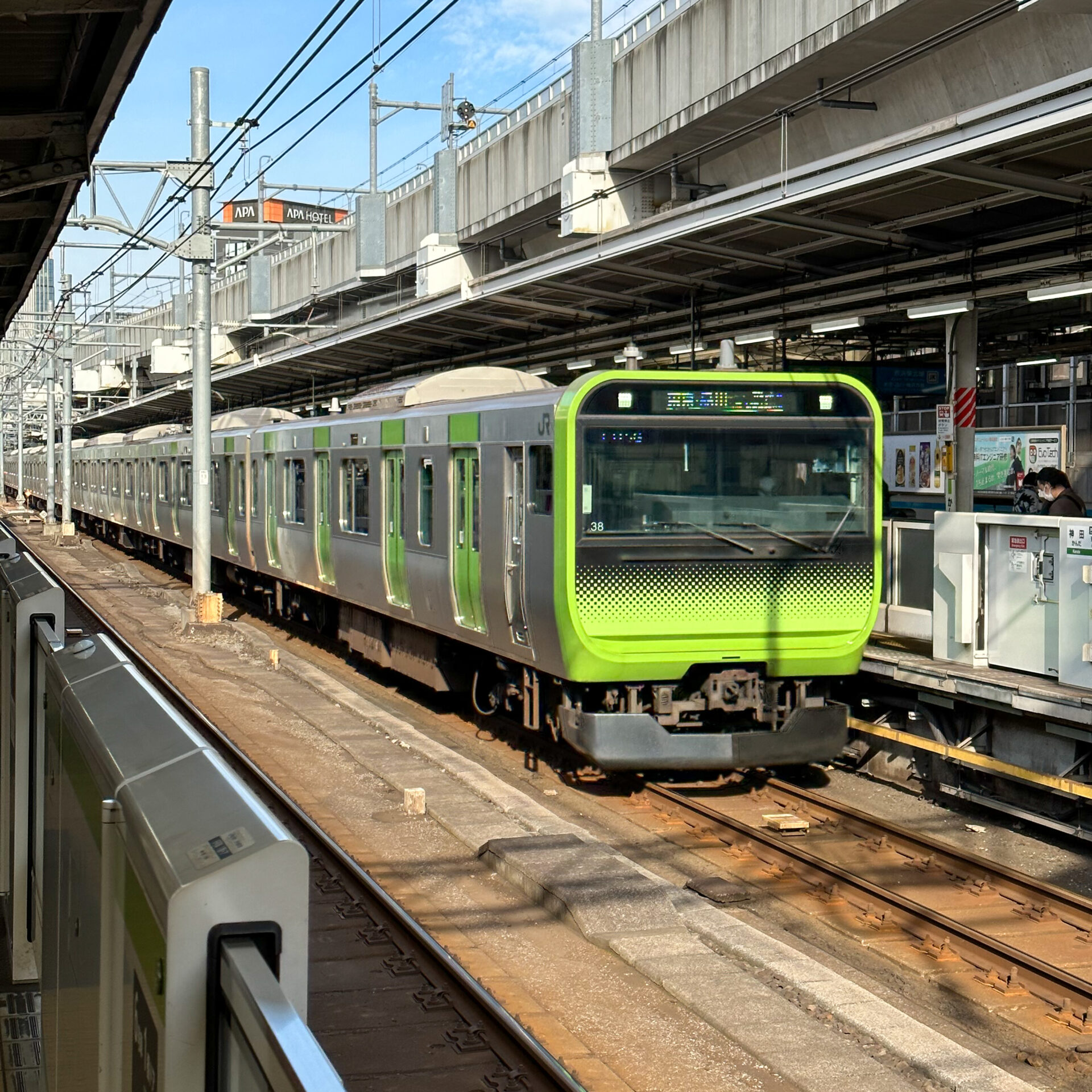 山手線神田駅にて