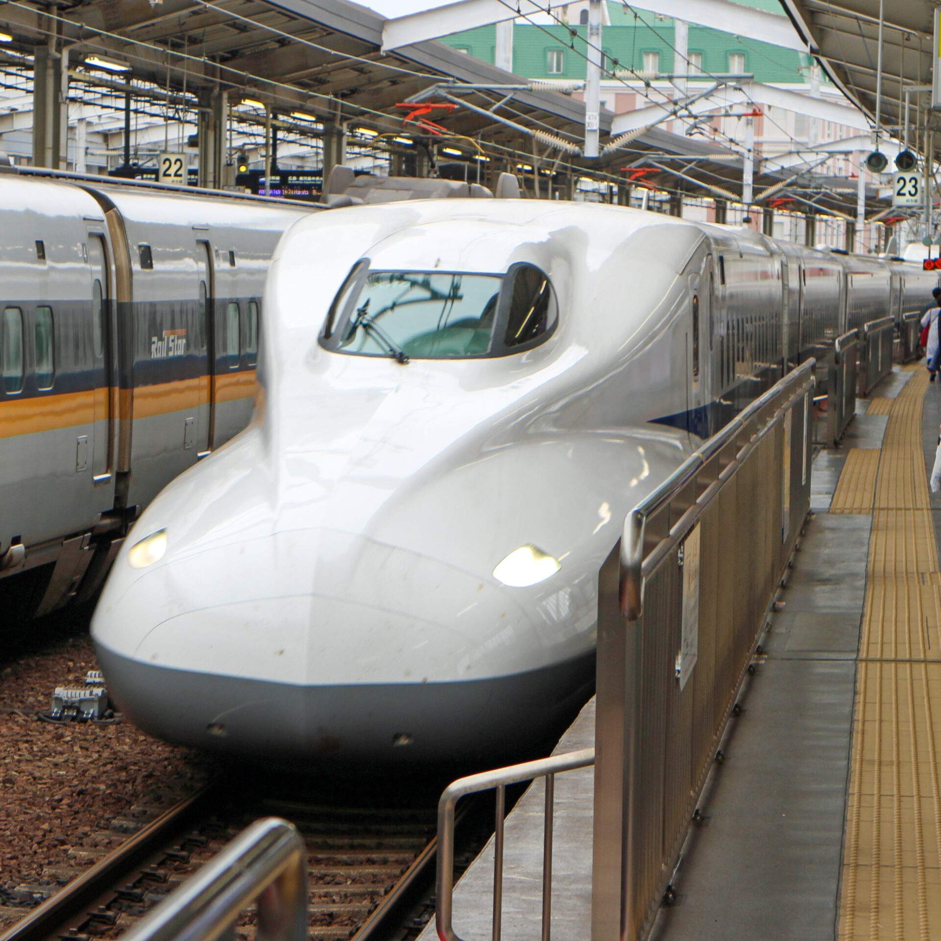 東海道・山陽新幹線N700系岡山駅にて