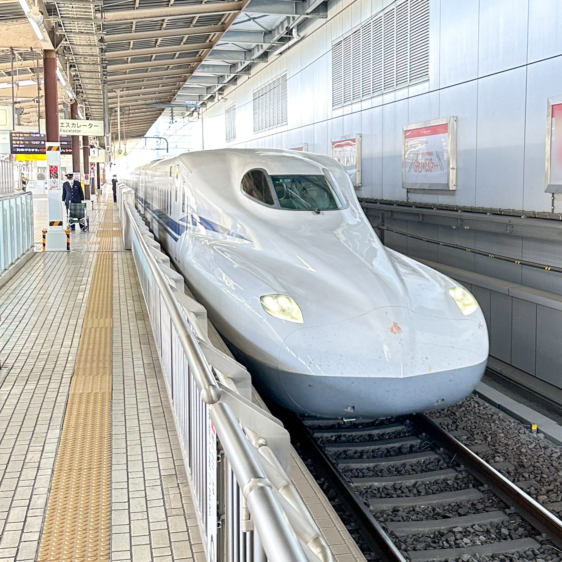 東海道新幹線N700系新横浜駅にて