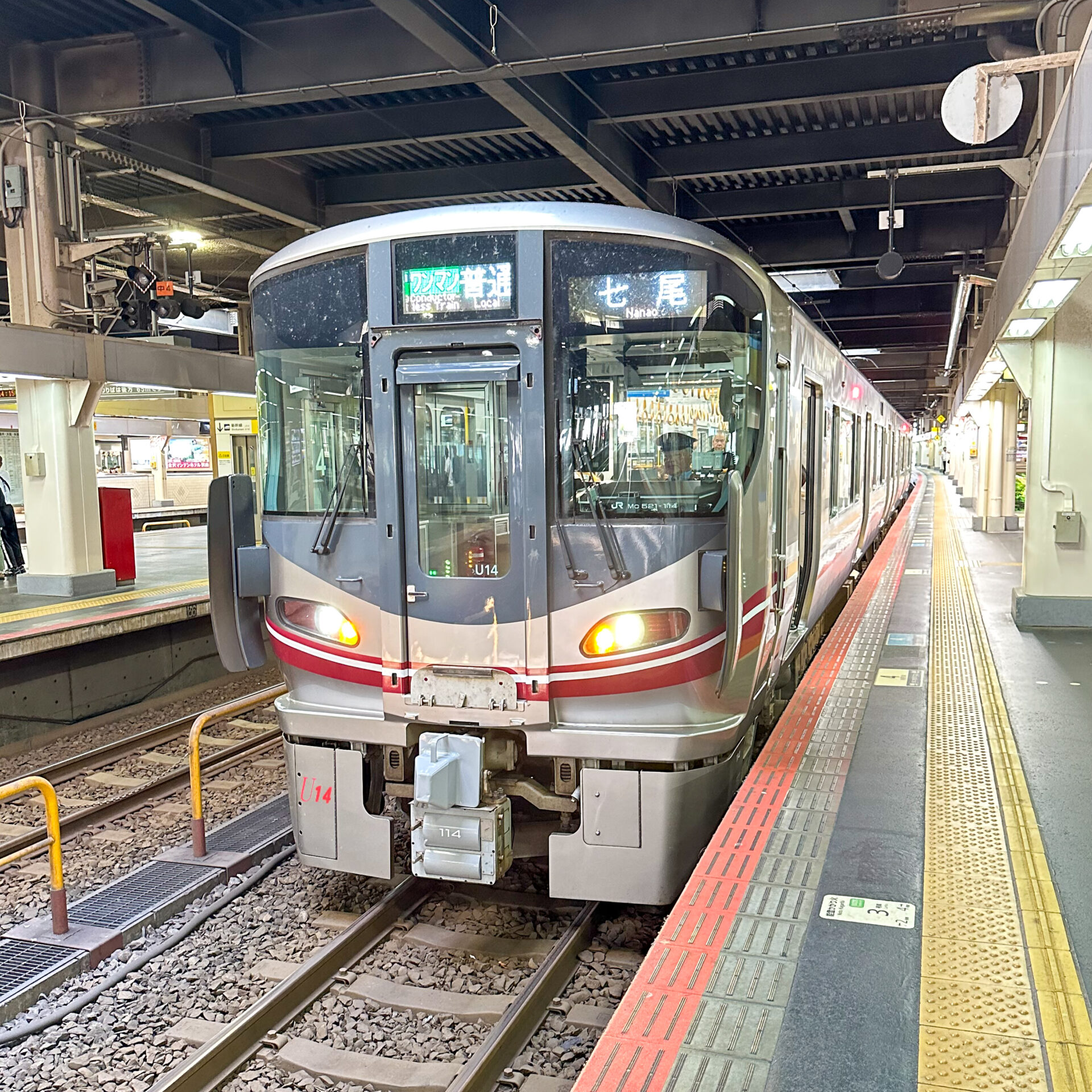 JR七尾線普通列車金沢駅にて