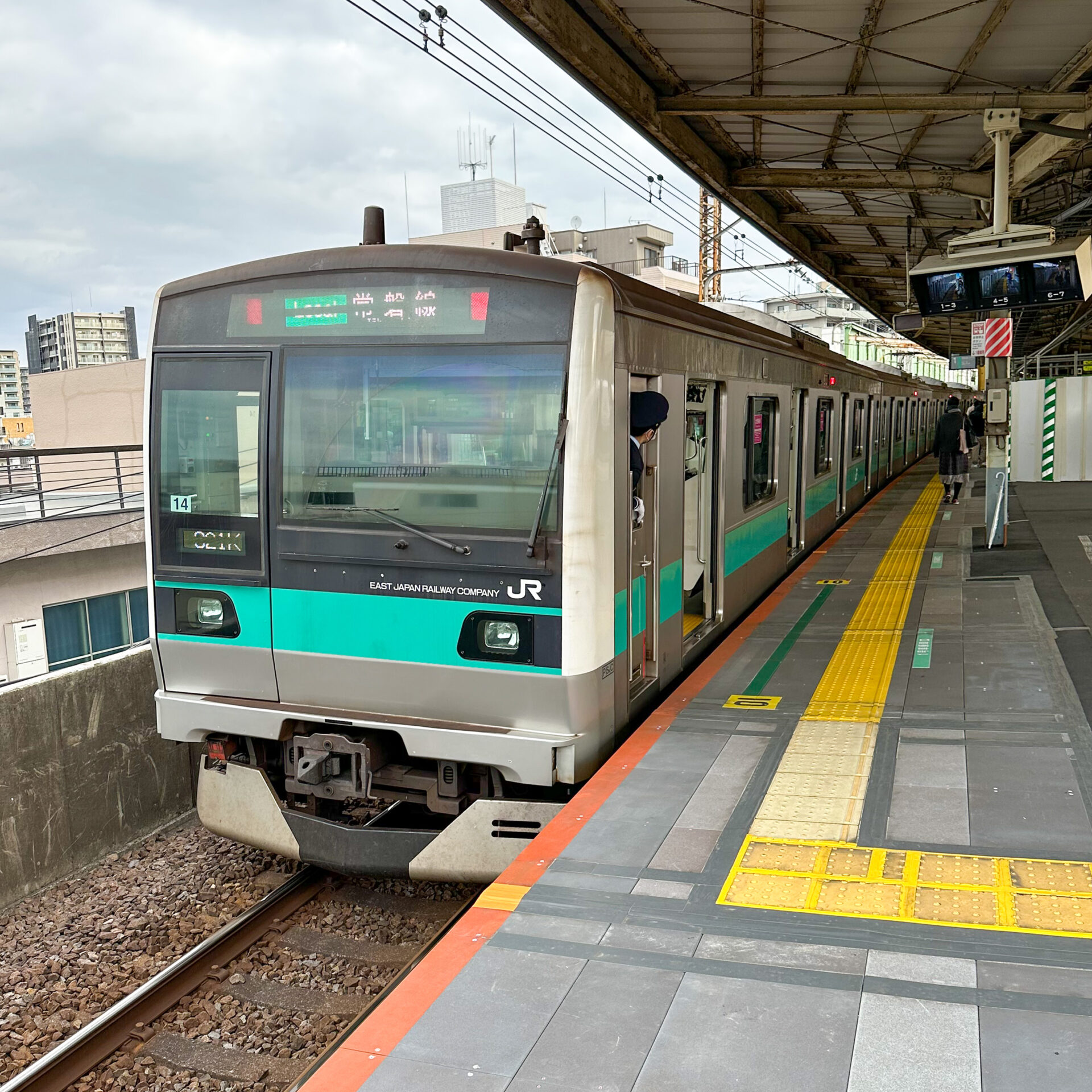 常磐線各駅停車亀有駅にて