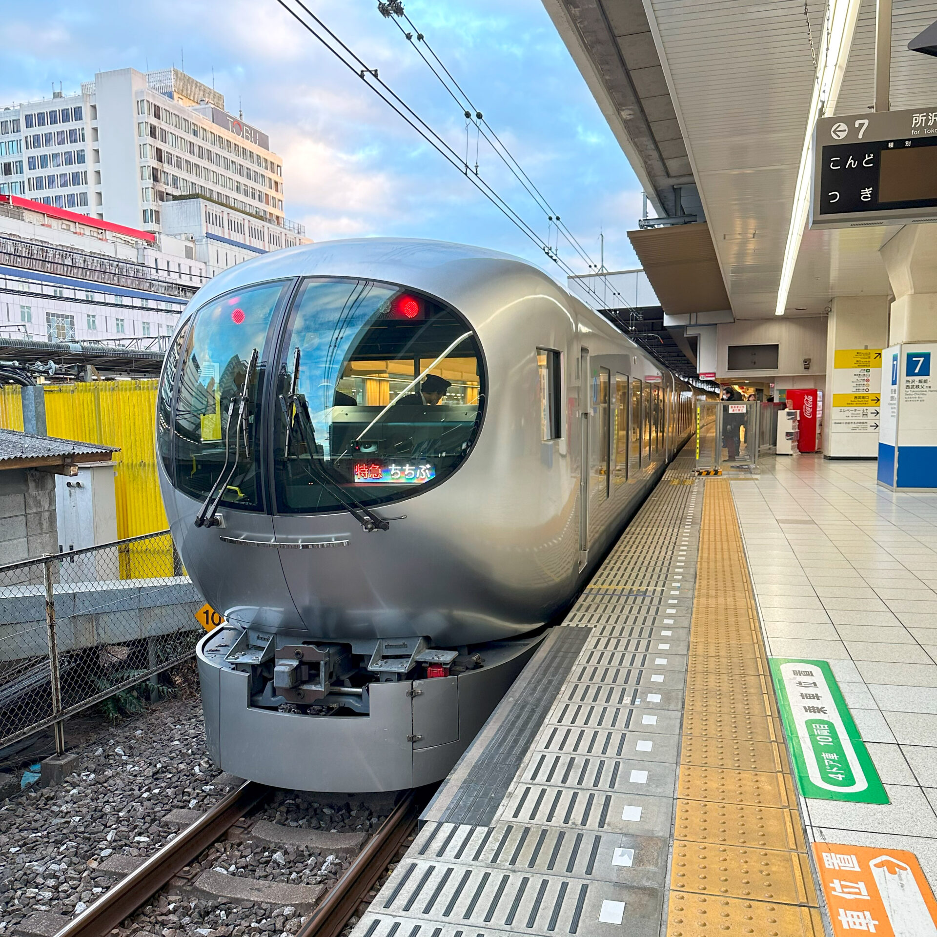 西武鉄道001系電車池袋駅にて