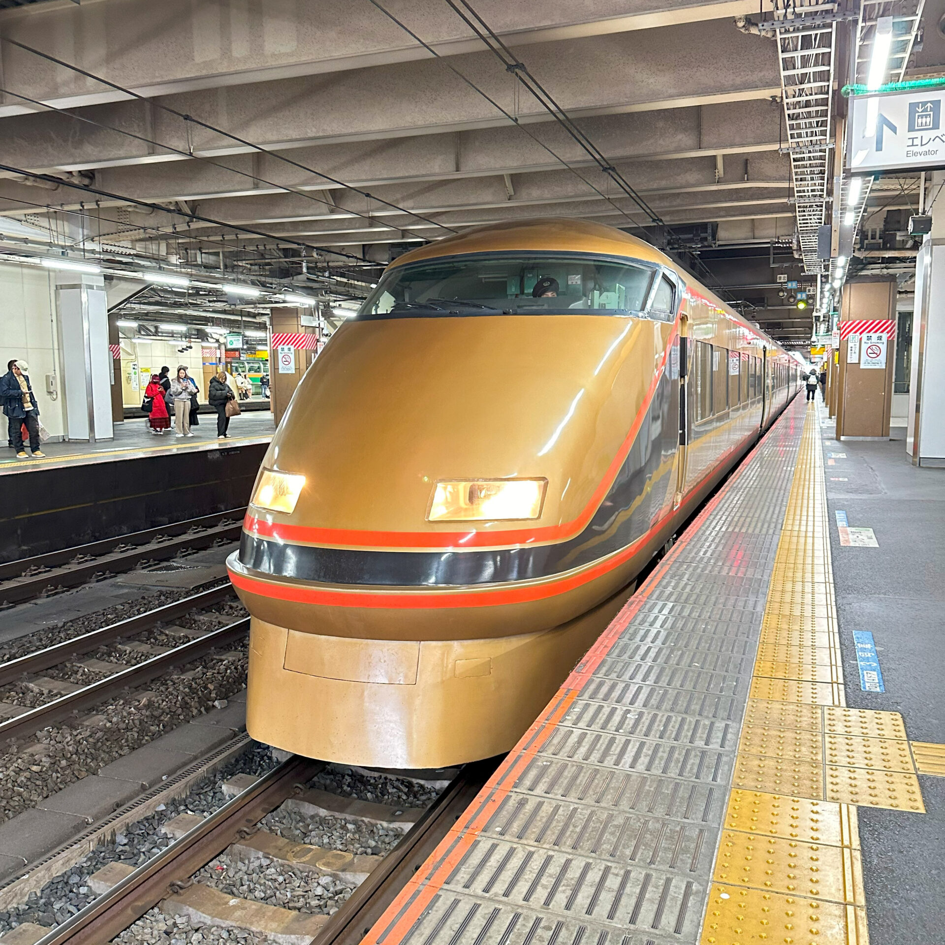 東武100系電車大宮駅にて