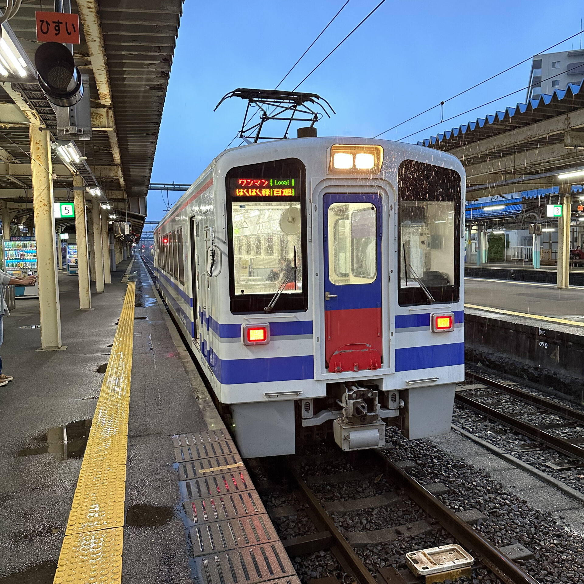 ほくほく線普通列車直江津駅にて