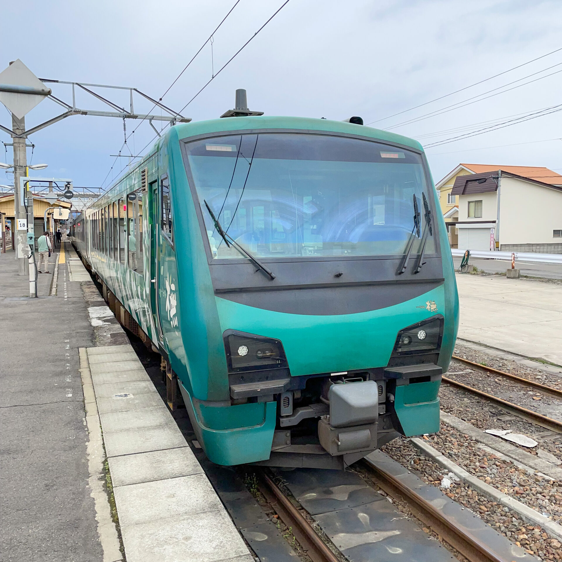 リゾートしらかみ号川部駅にて