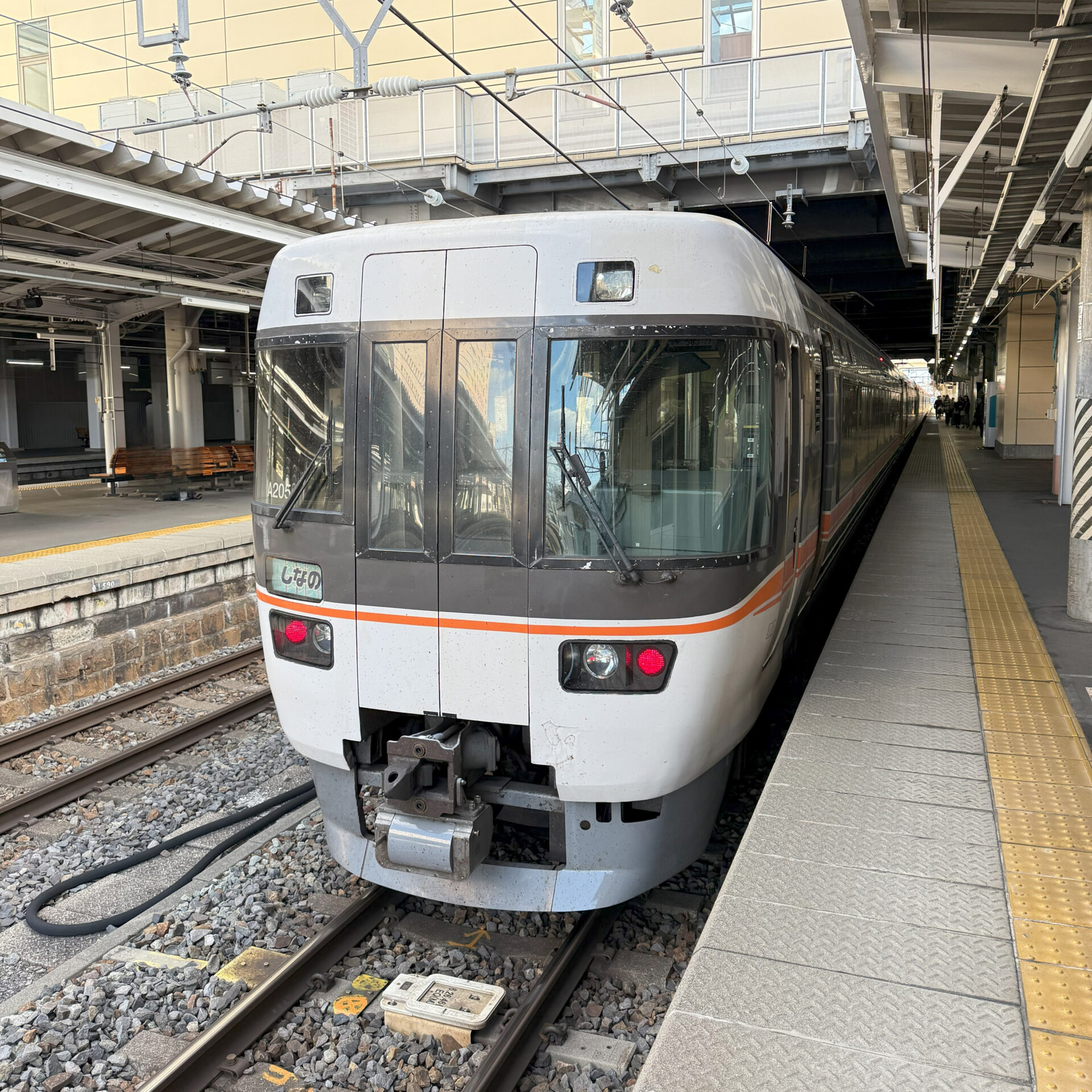 特急しなの号長野駅にて