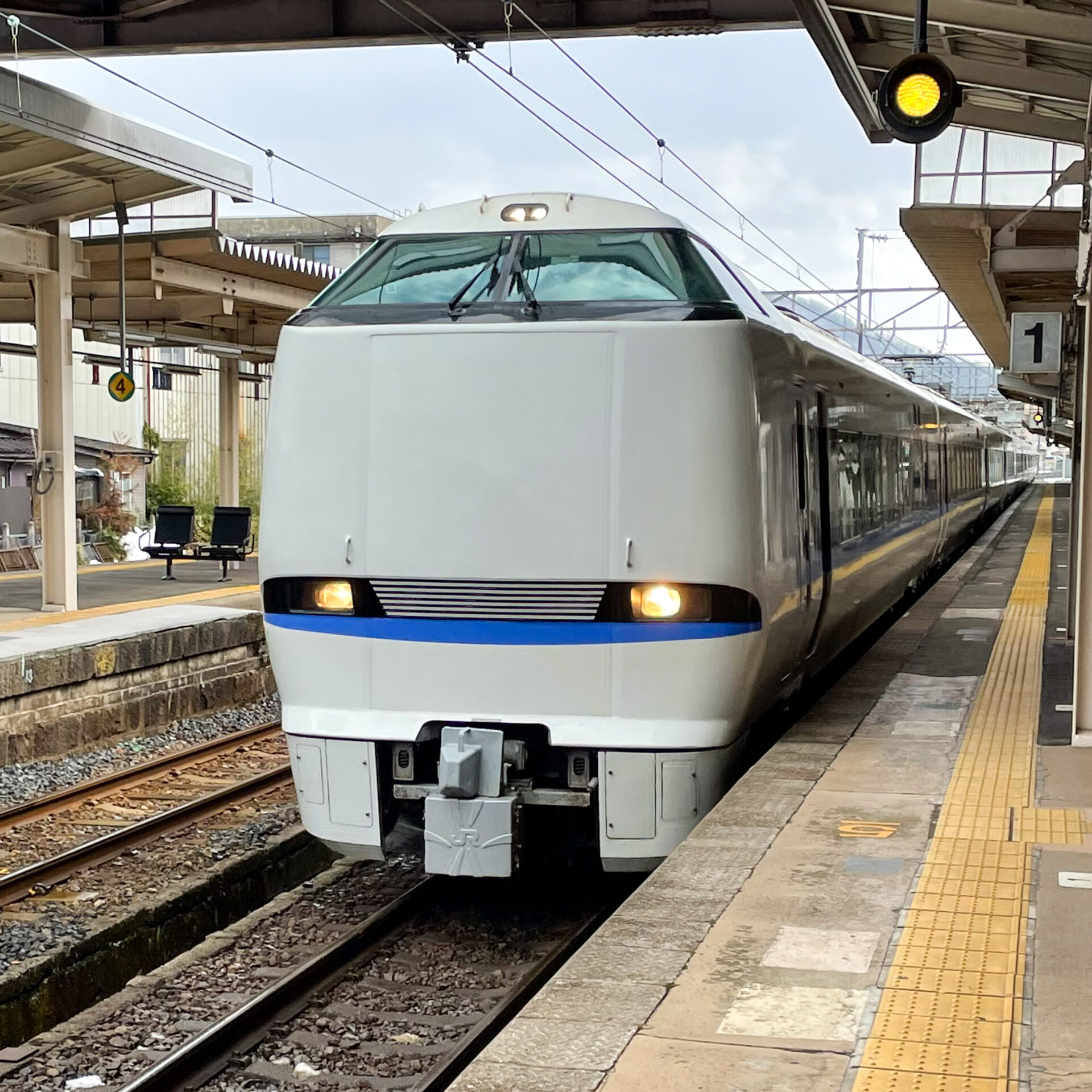 特急サンダーバード武生駅にて