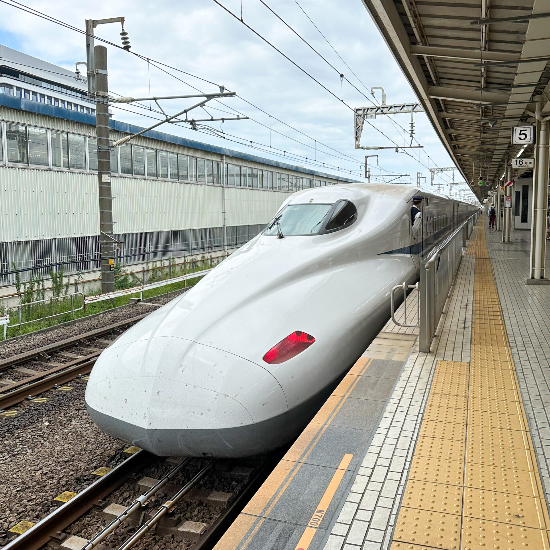 東海道新幹線N700系三島駅にて