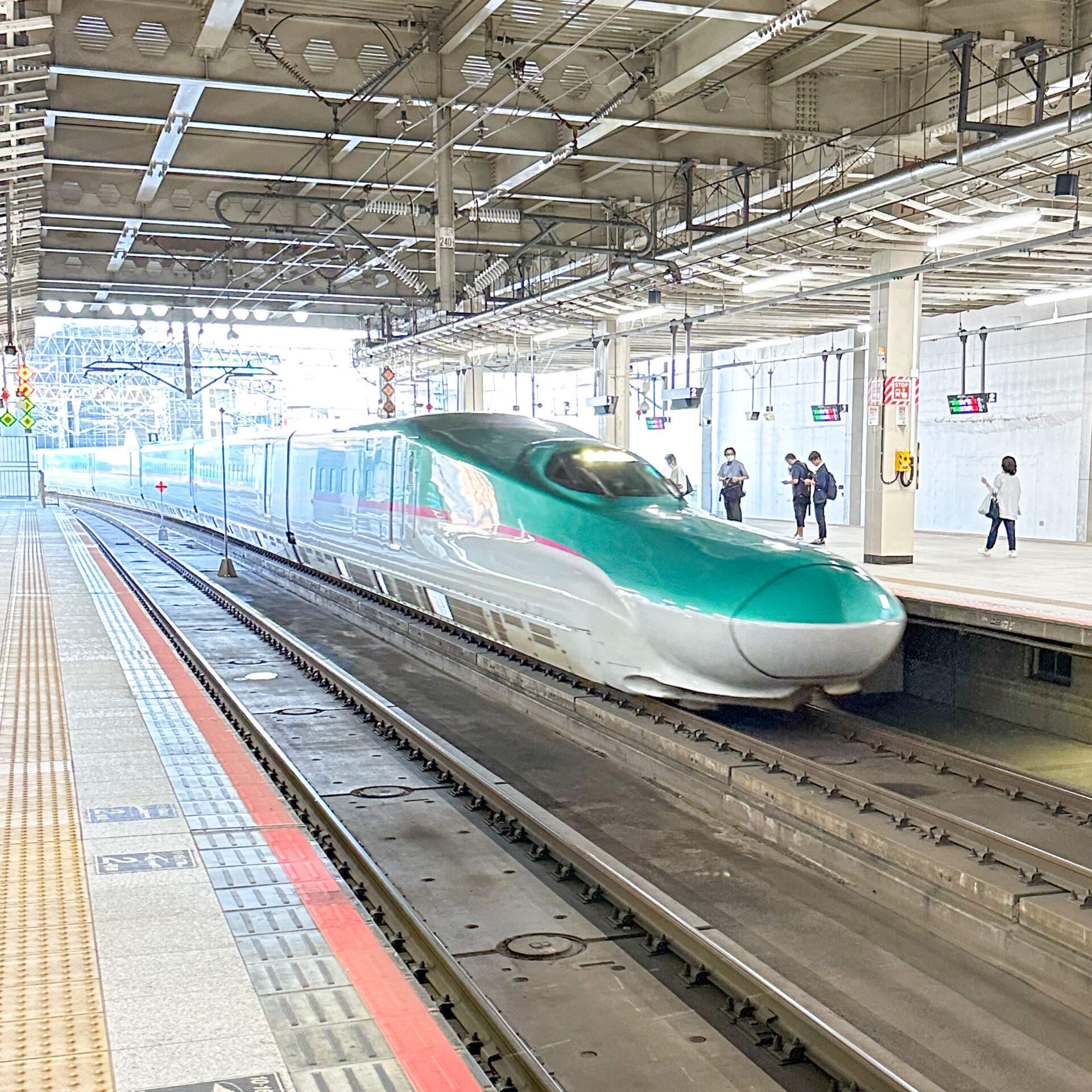 新幹線E5系仙台駅にて