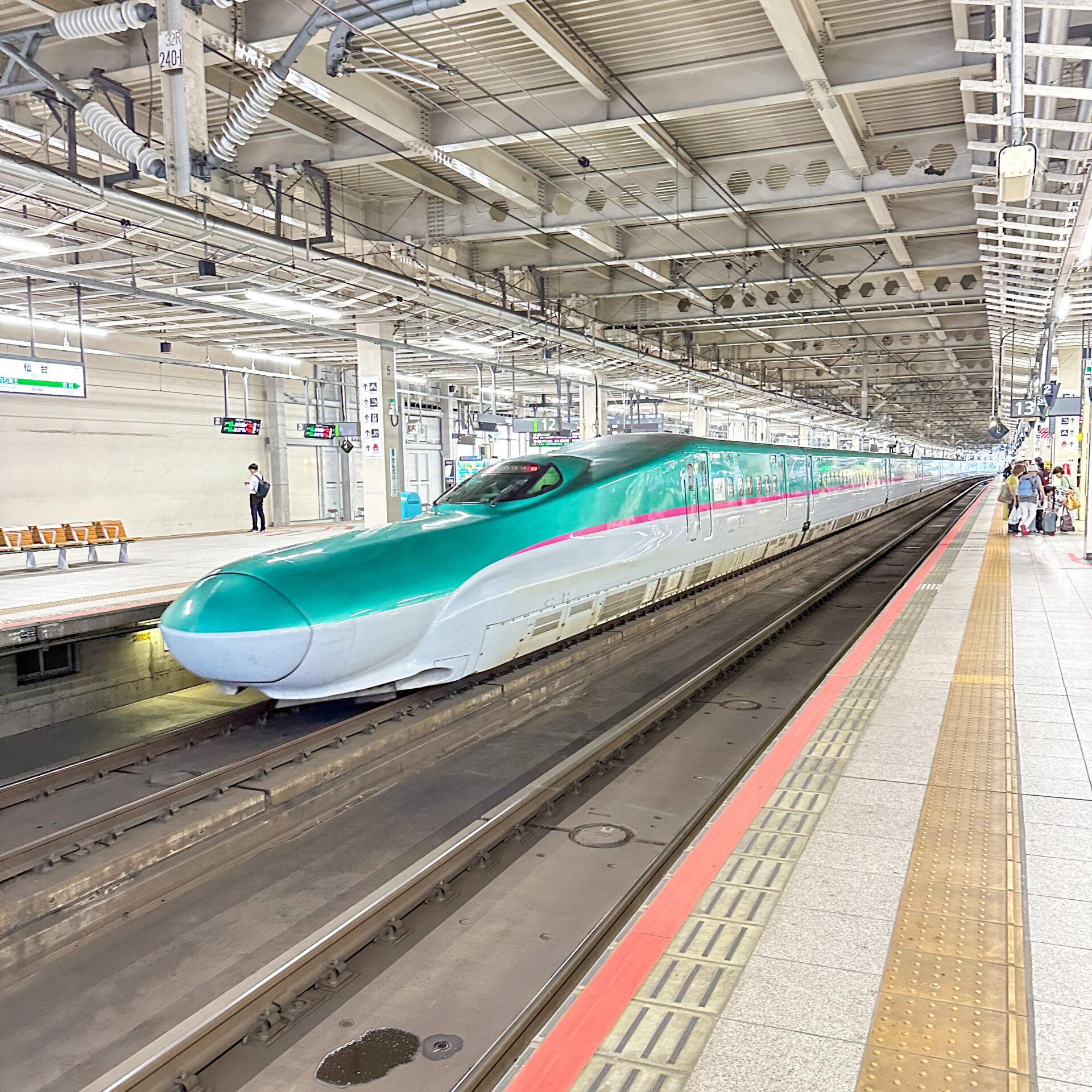 新幹線E5系仙台駅にて