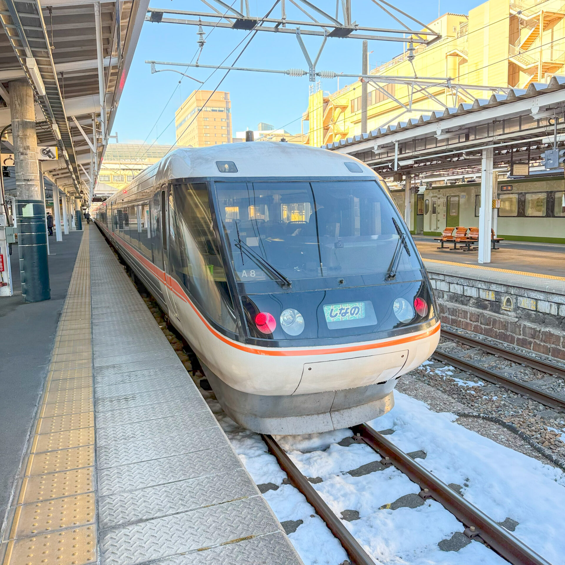 特急しなの号長野駅にて