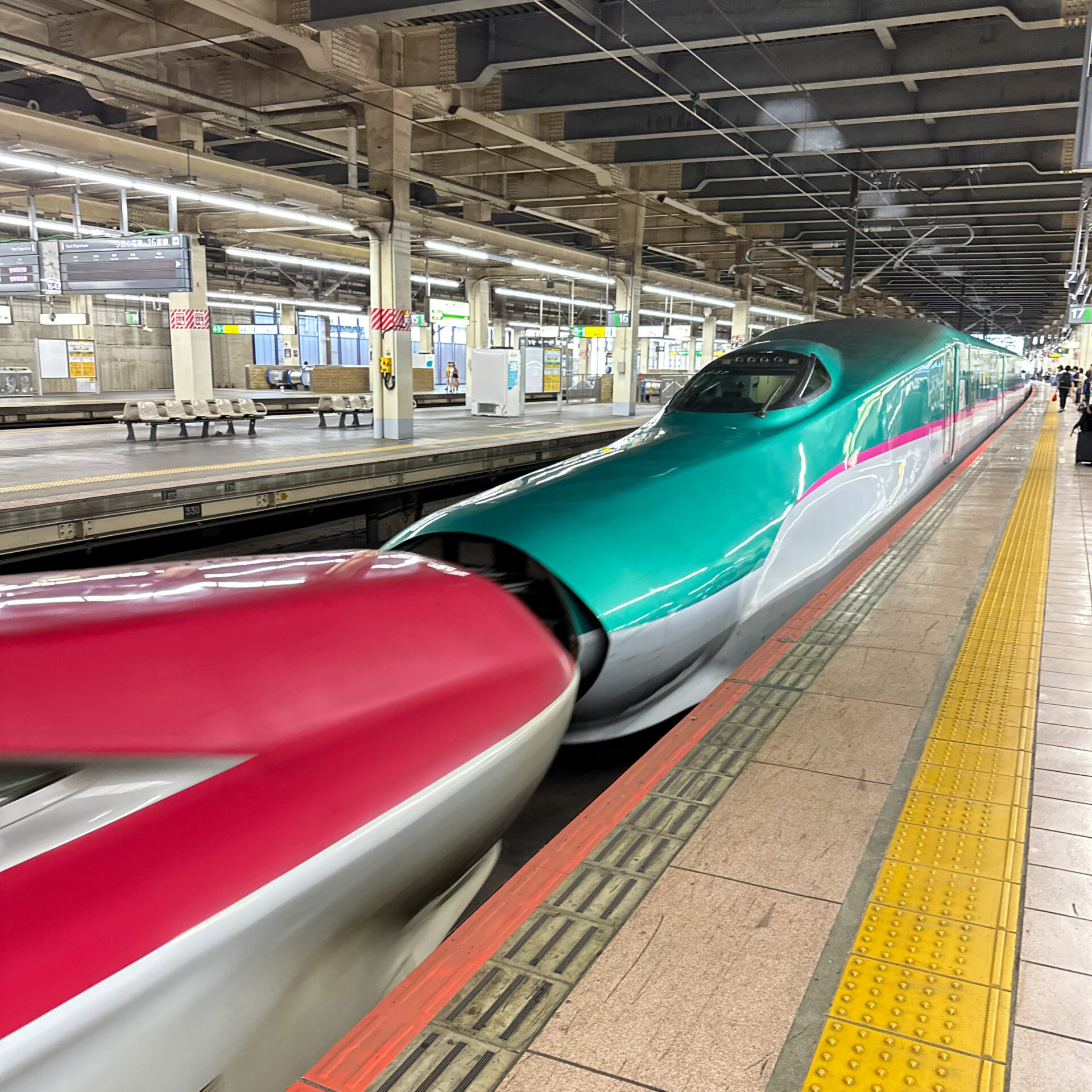 東北新幹線E5系と秋田新幹線E6系の併結